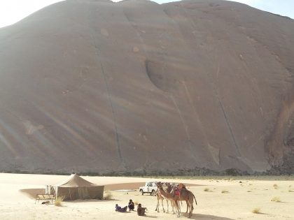 depart-de-meharee-devant-le-plus-grand-monolithe-dafrique